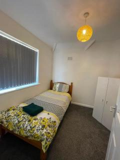 Spacious Room Near Train Station & Stadiums - 8