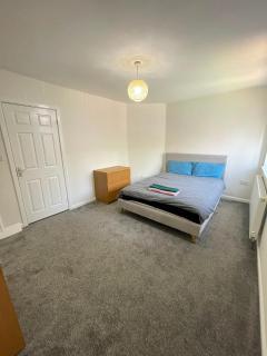 Spacious Room Near Train Station & Stadiums - 4