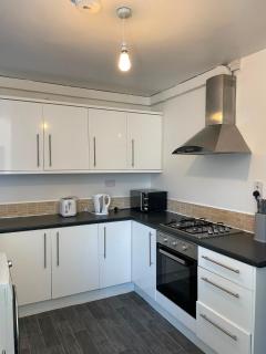 Group-Friendly 4-Bedroom House Near Nottingham Train Station & Football Stadiums Self Check-In, Fast WiFi & Free Parking - Nottingham - 0