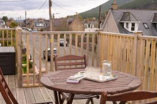 The Gairn - Luxury Ballater Apartment with Balcony & Parking - 3