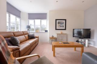 The Gairn - Luxury Ballater Apartment with Balcony & Parking - 8