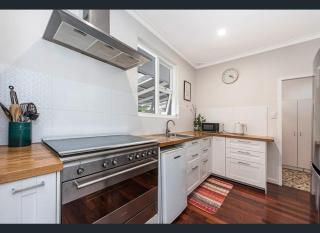 Central Rockingham 4BR Garden, Beaches & Shops - 4