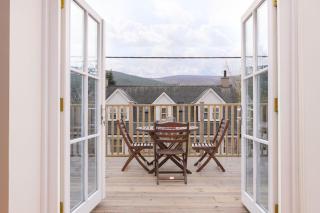The Gairn - Luxury Ballater Apartment with Balcony & Parking - 7