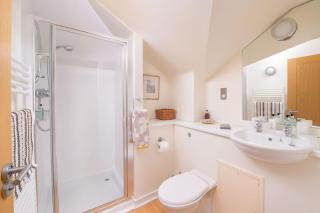 The Gairn - Luxury Ballater Apartment with Balcony & Parking - 5