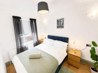 Modern central Dartford 4-Bed House with Parking - 8