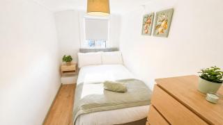 Modern central Dartford 4-Bed House with Parking - 7