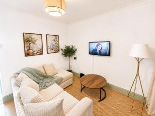 Modern central Dartford 4-Bed House with Parking - 4