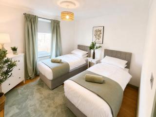 Modern central Dartford 4-Bed House with Parking - 3