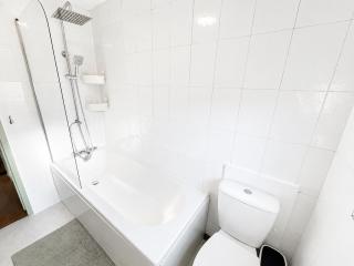 Modern central Dartford 4-Bed House with Parking - 2