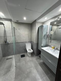 Luxury Penthouse with Sea View, 3 Bedrooms, Underground Parking - 4