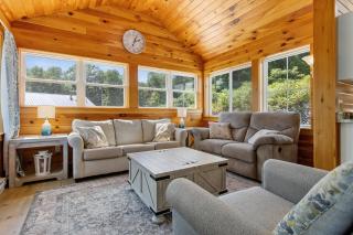 Cozy Lakefront Cottage with Stunning Views, Deck, BBQ Grill, and Outdoor Firepit - 9