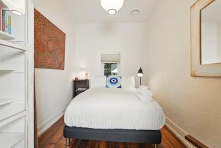 King St Cottage: Central and Stylish - 9