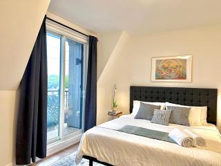 Sunlit Designer Townhome with Rooftop Terrace - 2