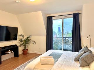 Sunlit Designer Townhome with Rooftop Terrace - 1