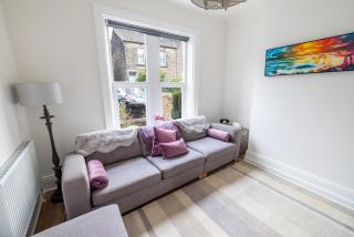 Dale Cottage - Sleeps 6, Cosy Terrace House - 8