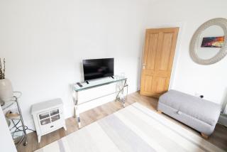 Dale Cottage - Sleeps 6, Cosy Terrace House - 6