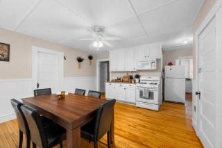 The Witch City Hideout - Salem 3 Bedroom with Gameroom, Balcony & Free Parking - 5