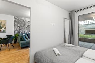 1BR I Balcony I Direct Train to Airport - 3