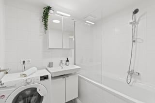 1BR I Balcony I Direct Train to Airport - 1