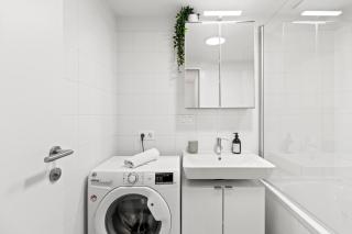 1BR I Balcony I Direct Train to Airport - 4