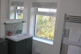 Exeter, Modern 3 double bedrooms, 3 bathrooms, with free parking - 9
