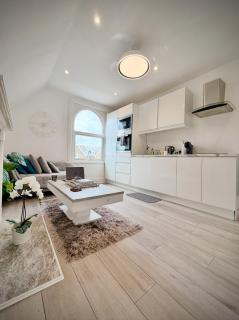 Prime Central Wimbledon - 2 bedroom flat next to Wimbledon Train Station - 2