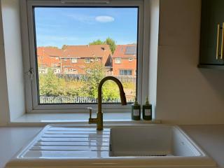 Modern Two-Bedroom Flat in Wollaton, Nottingham - 3