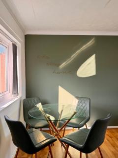 Modern Two-Bedroom Flat in Wollaton, Nottingham - 6