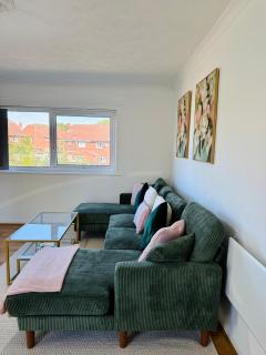 Modern Two-Bedroom Flat in Wollaton, Nottingham - 8