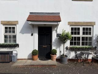 Hops Cottage, Yarm - 2 bedroom cottage with private parking in gated Mews - 0