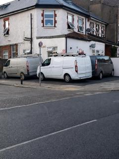 Clapham Common Sleeps 10 Free Parking for 4 Cars or 3 Vans 2 Bed 2 Bath 5 min to Metro Zone 2 - 6