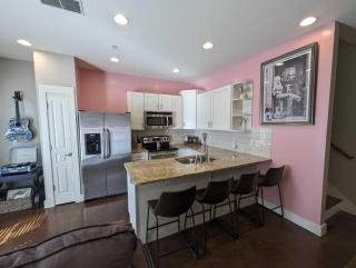 2-Bedroom Condo Unit with Free Parking & 2 King Beds - 0