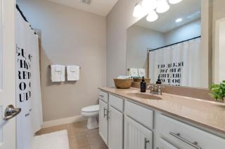 2-Bedroom Condo Unit with Free Parking & 2 King Beds - 4