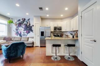 West End Townhome with 2 En-Suites and Free Private Parking - 8
