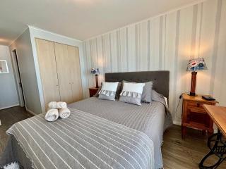 Spacious Apartment with Stunning Ocean Views - 9