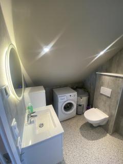 Bright & Central 2nd floor apartment Walking distance to everything & Parking - 8