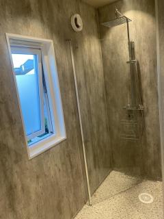 Bright & Central 2nd floor apartment Walking distance to everything & Parking - 7