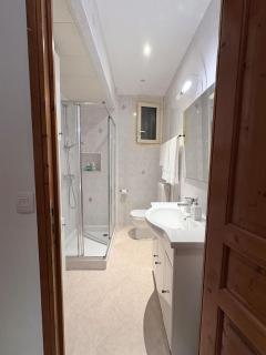 2 Bed Apartment with Parking - 1 Min from Monaco - 6