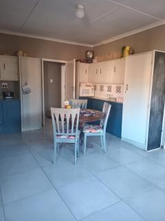 Entire House Art House Thaba nchu - 4