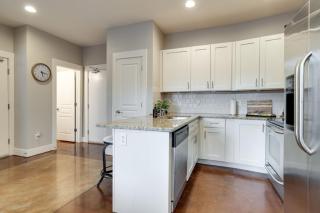 Three-Level West End Apartment with Private Office and Free Secured Parking - 7
