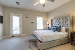 Modern 3-Story West End Condo - Free 2-Car Garage - 7