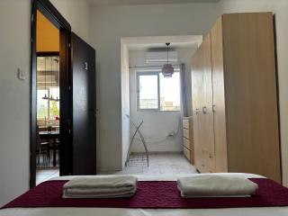Sunlit Private Room - Shared Bathroom - 8
