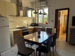 Sunlit Private Room - Shared Bathroom - 2
