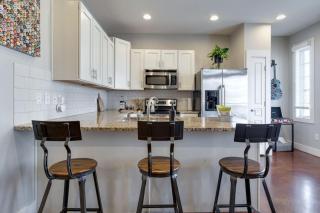 Music Row Luxury Suites - Two King Bedrooms - Private Garage & Ensuite Baths - 9