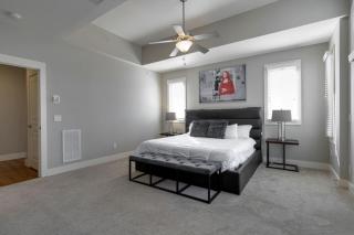 Music Row Luxury Suites - Two King Bedrooms - Private Garage & Ensuite Baths - 7