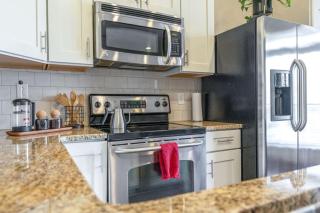 Music Row Luxury Suites - Two King Bedrooms - Private Garage & Ensuite Baths - 6