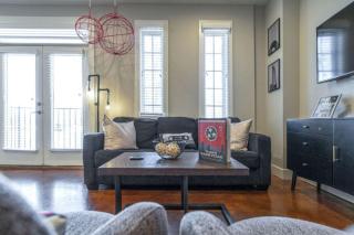 Music Row Luxury Suites - Two King Bedrooms - Private Garage & Ensuite Baths - 5