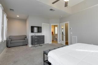 Music Row Luxury Suites - Two King Bedrooms - Private Garage & Ensuite Baths - 1