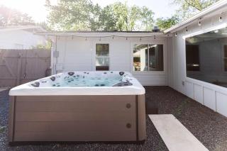 South Congress Oasis Pool, Hot Tub & Sunroom - 2