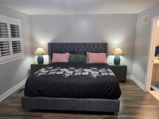 Modern Cozy Home - Spacious - Near Airport with AC - 8